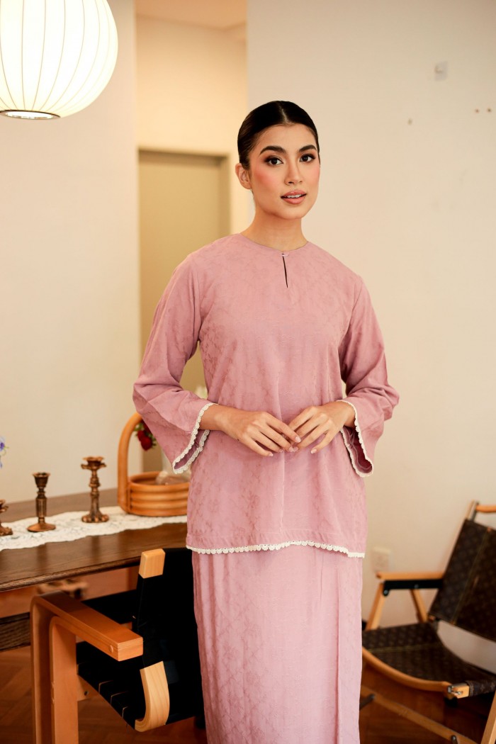 LACE ROSEY BLUSH