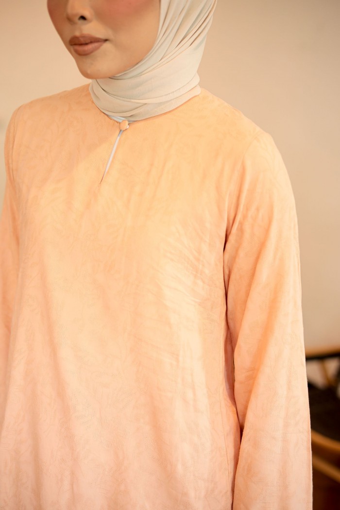 LEIA IN PEACH